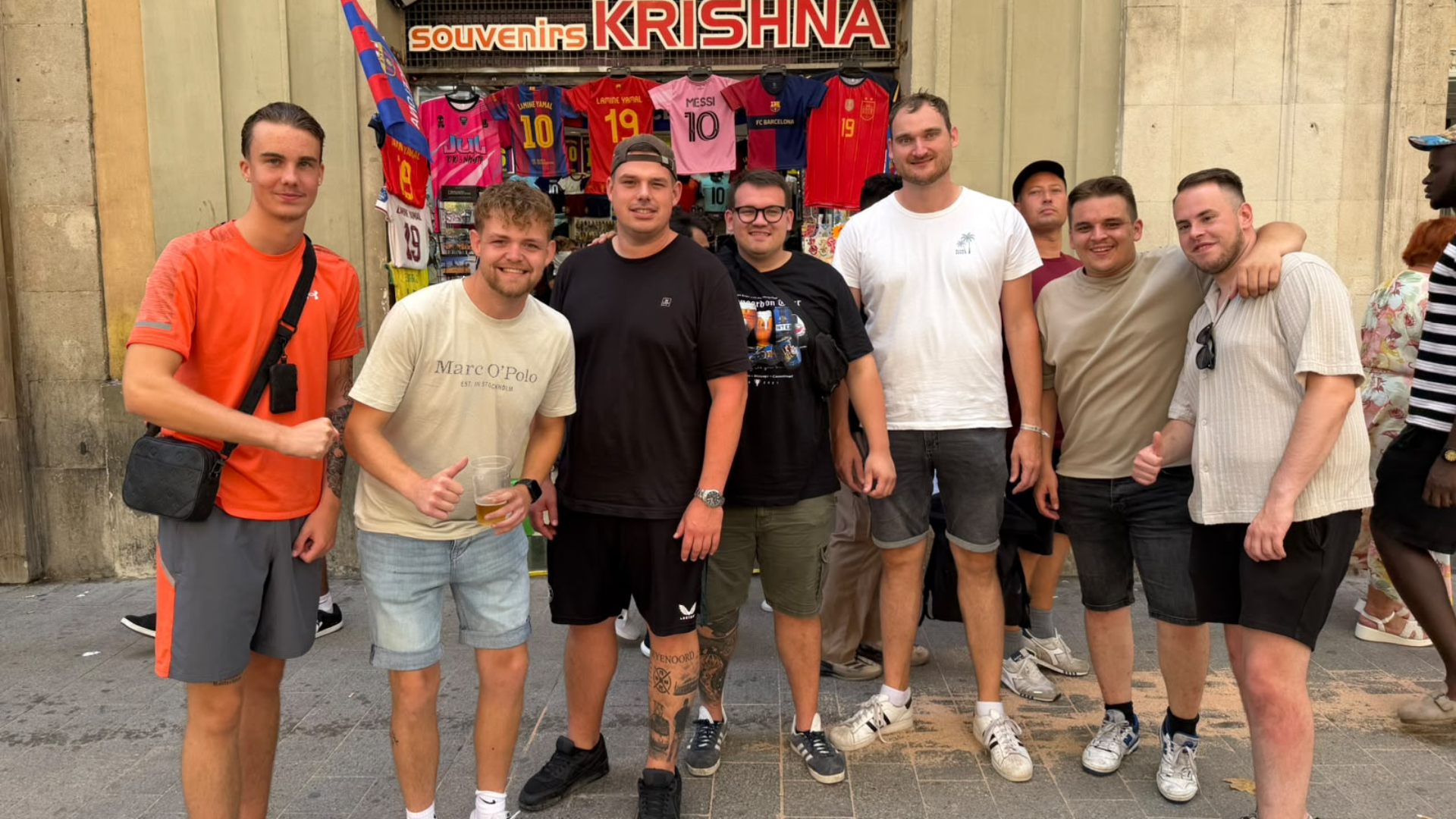 Een vriendengroep uit Rotterdam in Barcelona.