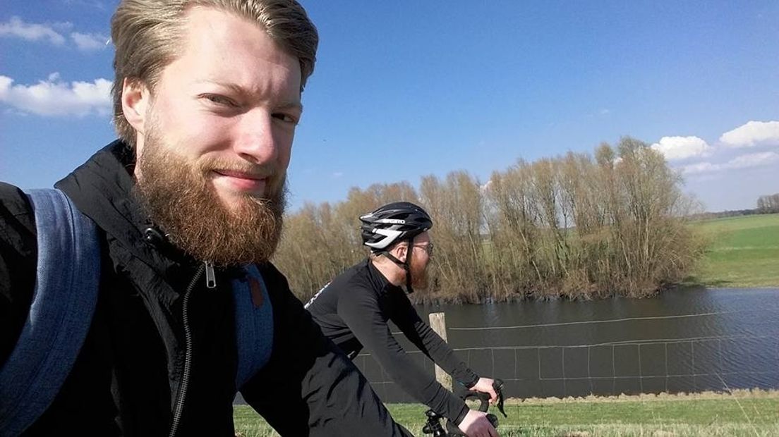 Een fietsende Bram Witvliet rijdt door Zeeland