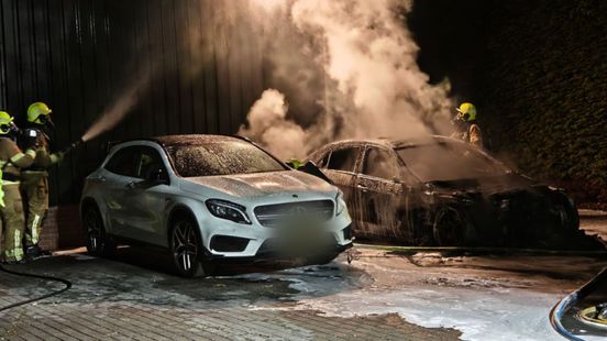 Auto in Gaanderen brandt volledig uit