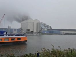 Bij de brand in Dordrecht komen dikke zwarte rookwolken vrij