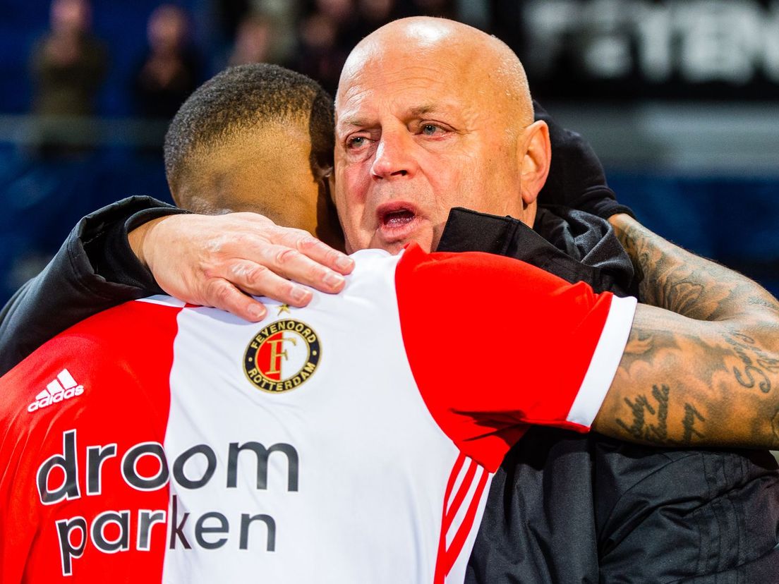 Bas van Noortwijk en Leroy Fer vinden troost bij elkaar na afloop van Heerenveen-Feyenoord, op de dag van het overlijden van Carlo de Leeuw