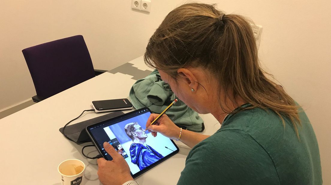 Nicole van den Hout schaaft haar rechtbanktekening nog wat bij op de iPad.