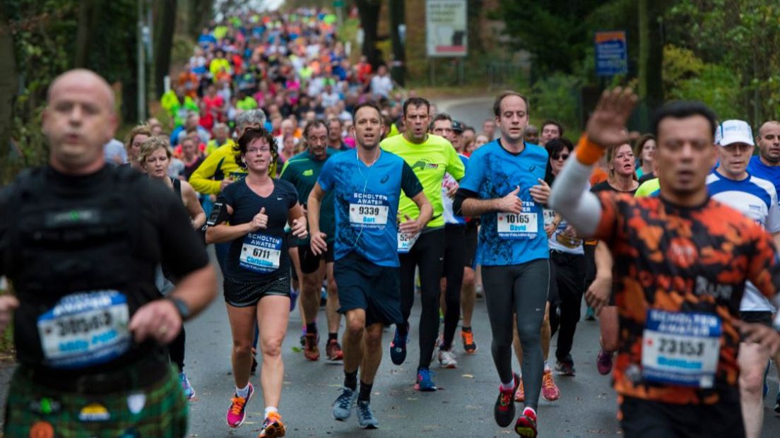 Vijftien procent van de deelnemers aan de Zevenheuvelenloop in Nijmegen komt oververhit over de finish. Arts/onderzoeker Matthijs Veltmeijer van het Radboudumc ontdekte dat deze oververhitting voor een deel te voorspellen is. Vrijdag promoveert hij op het onderzoek.