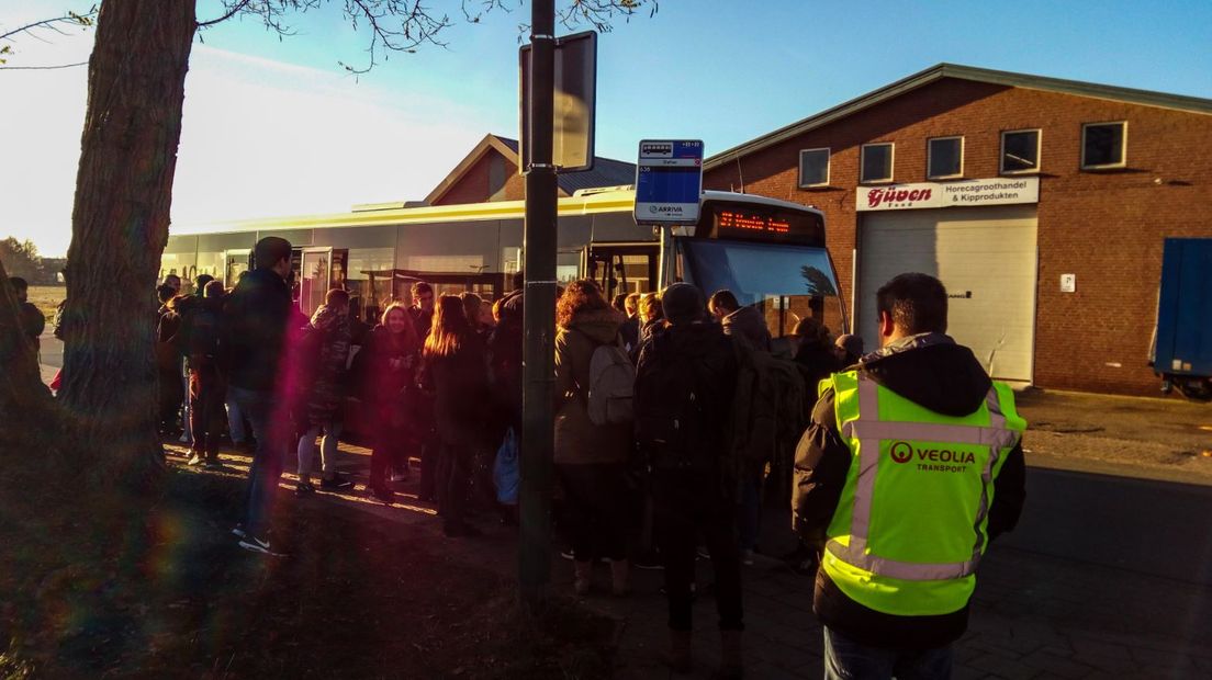 Bij de Panovenlaan in Nijmegen zijn maandagmorgen twee personen om het leven gekomen bij een ongeval met een trein. Volgens de politie gaat het waarschijnlijk om zelfmoord.