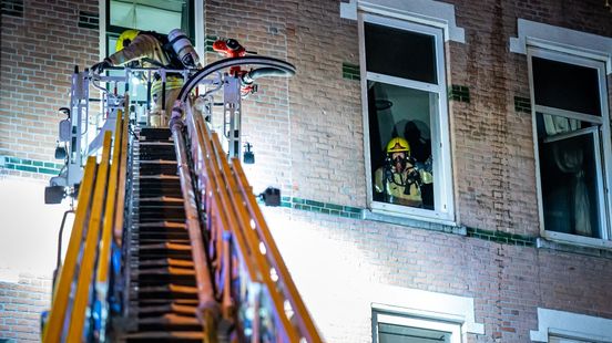 Twee gewonden bij brand in Rotterdam-Zuid, ongeluk en autobrand op A15. Twee gewonden bij brand in Rotterdam-Zuid, ongeluk en autobrand op A15.