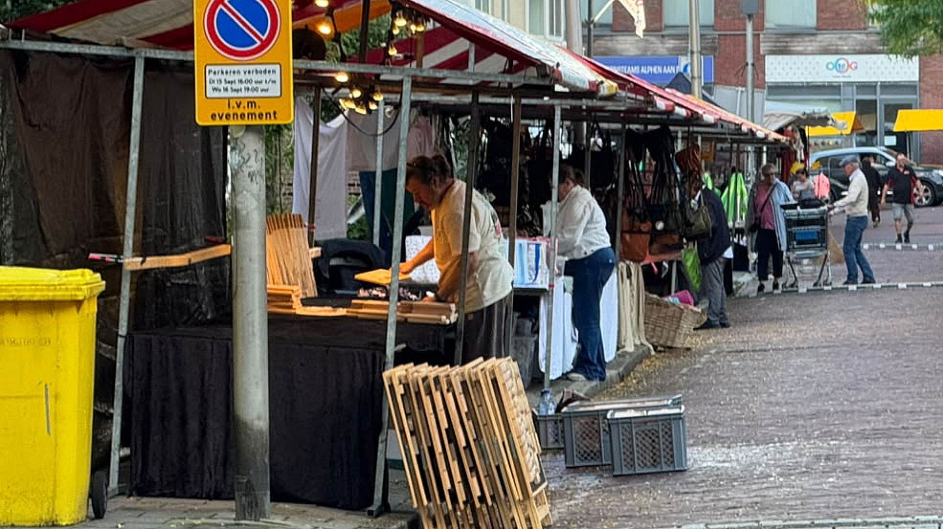 Marktkramen worden in gereedheid gebracht
