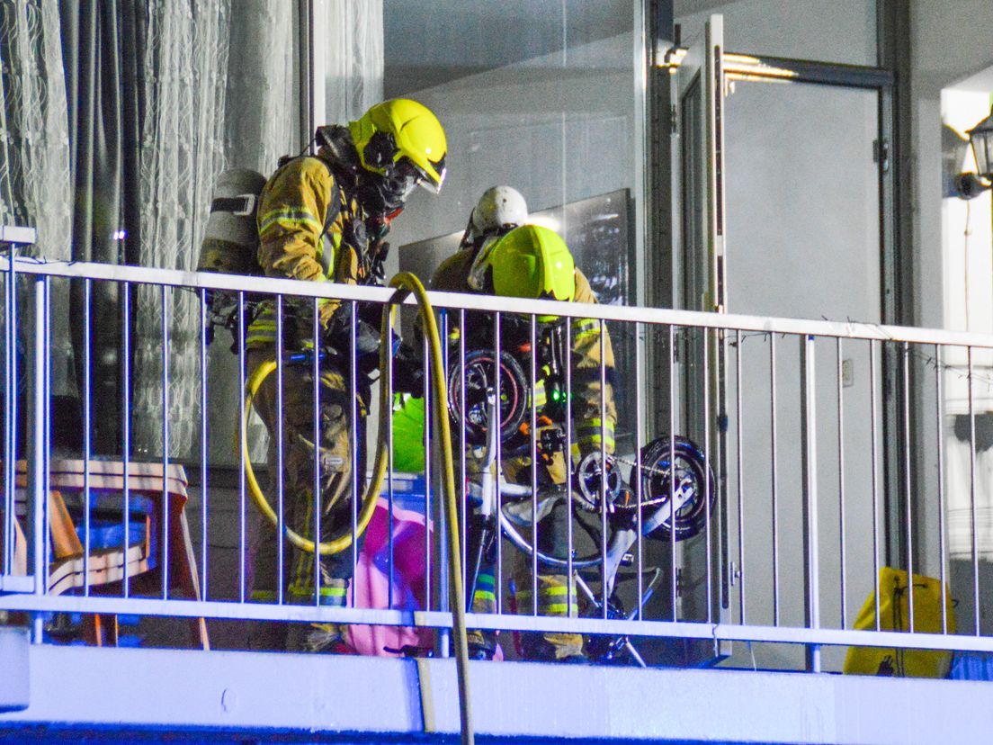 De brandweer bluste de elektrische minifiets op het balkon.