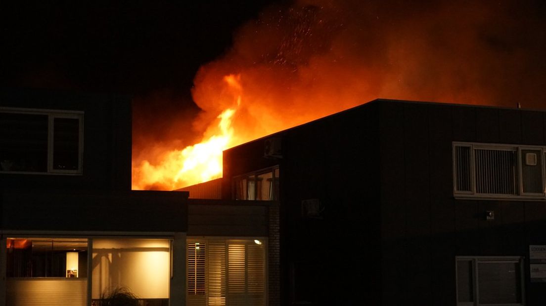 De brand brak uit in een garage naast het bedrijfsverzamelgebouw