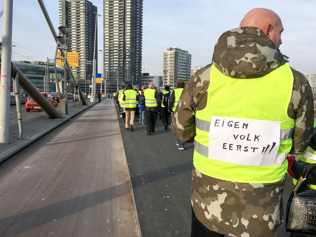 Gele hesjes demonstreren op Erasmusbrug.