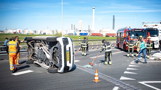 Busje op zijn kant na aanrijding met auto op viaduct. Busje op zijn kant na aanrijding met auto op viaduct.