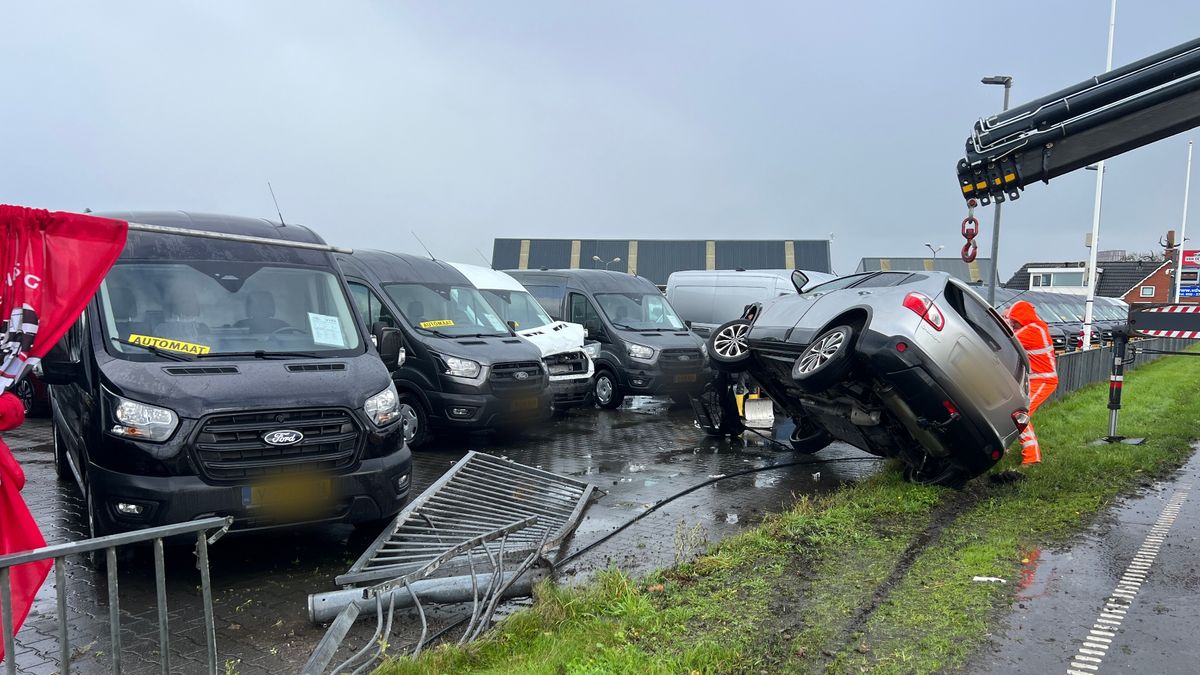 112-nieuws: Automobilist ramt door hek van autodealer in Stad • Auto zonder bestuurder aangetroffen