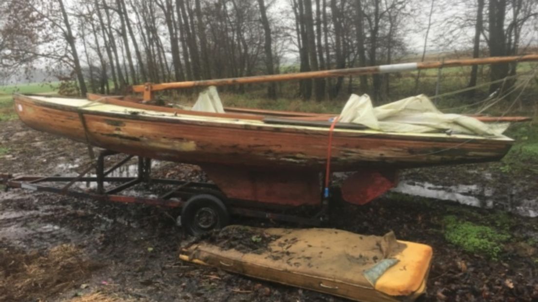 Een boswachter trof een complete zeilboot aan (Rechten: Jos Bollen)