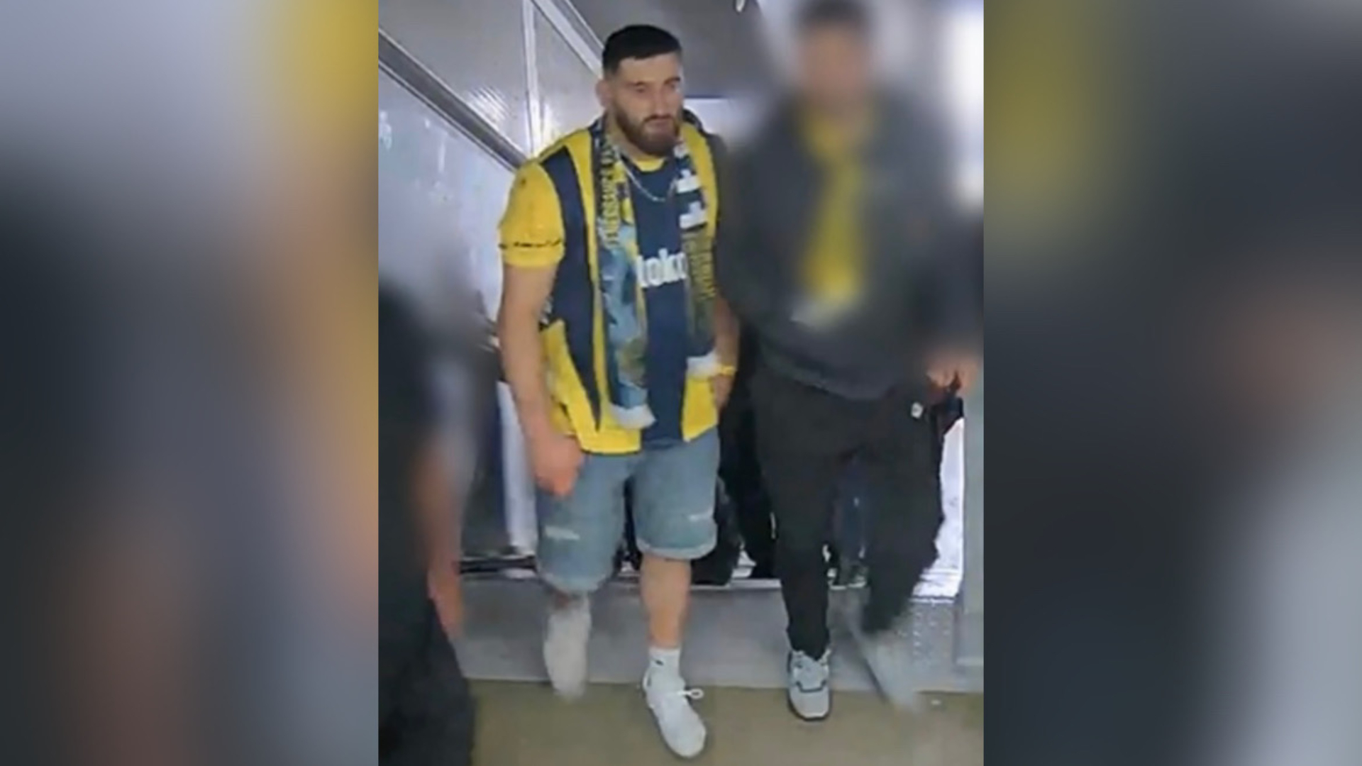 De verdachte die nog wordt gezocht door de politie.