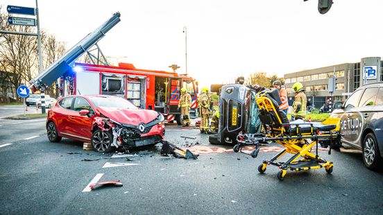 Automobilist naar ziekenhuis na botsing met andere auto. Automobilist naar ziekenhuis na botsing met andere auto.