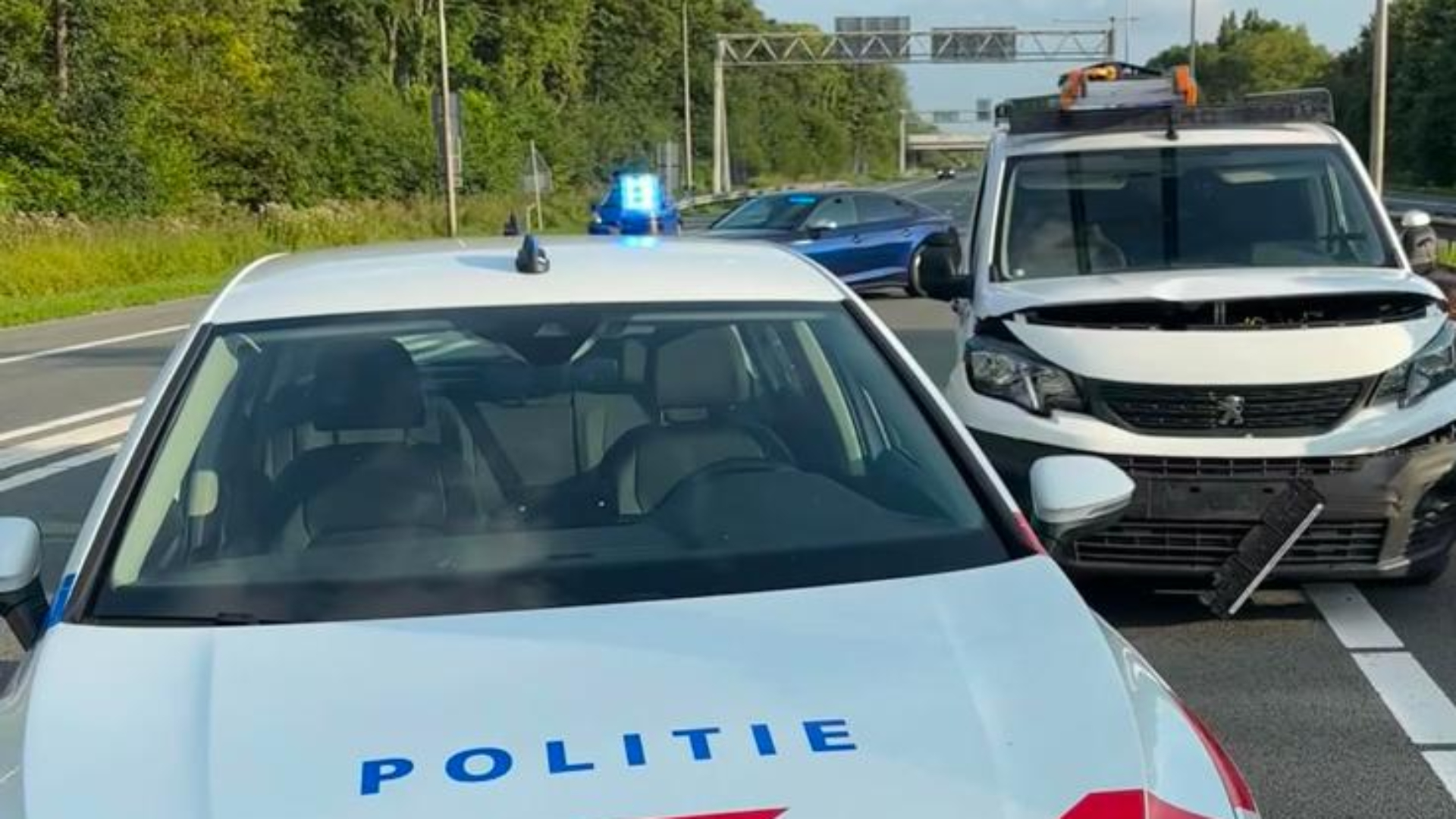 Bestuurder zwaar onder invloed van drugs, veroorzaakt ongeluk op A2.