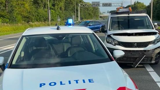 Bestuurder zwaar onder invloed van drugs, veroorzaakt ongeluk op A2. Bestuurder zwaar onder invloed van drugs, veroorzaakt ongeluk op A2.