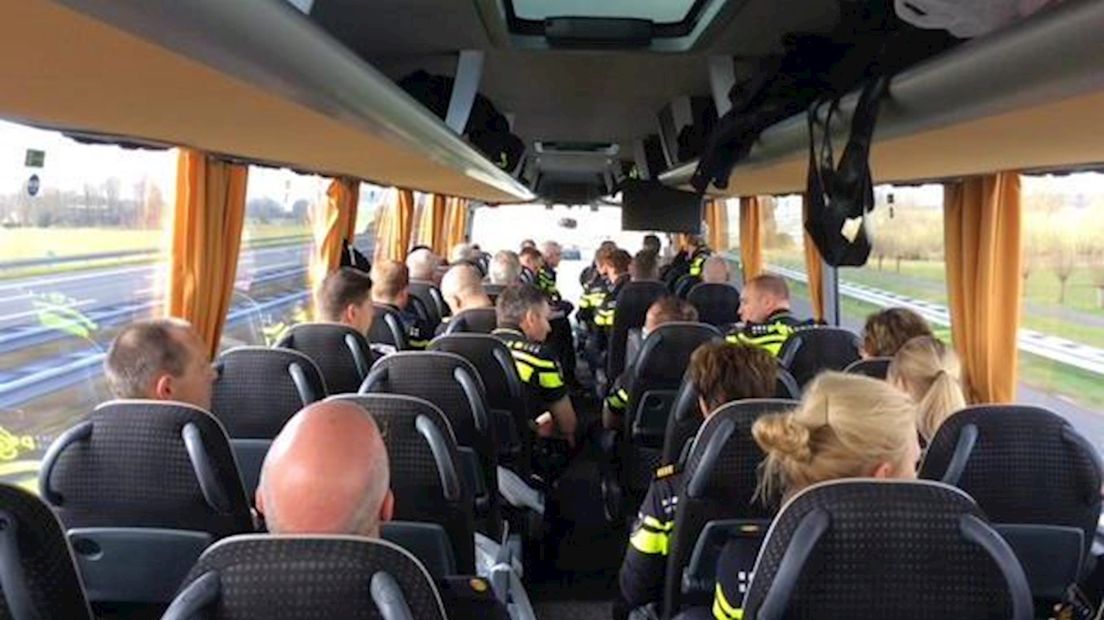 Politie onderweg naar Den Haag