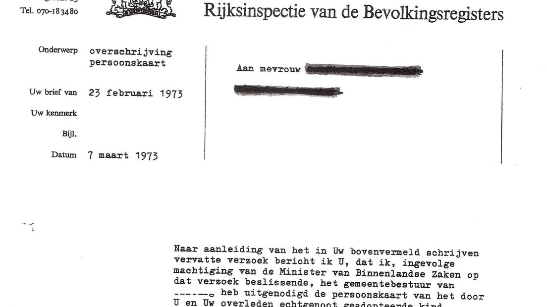 Cruciale gegevens van honderden en mogelijk meer dan duizend kinderen die in Nederland werden geadopteerd zijn vernietigd. Vanaf 1970 zijn hun persoonskaarten gewist, waarop informatie stond over hun biologische ouders. Dat maakt het voor de inmiddels volwassen adoptiekinderen moeilijker te achterhalen wie hen op de wereld heeft gezet.