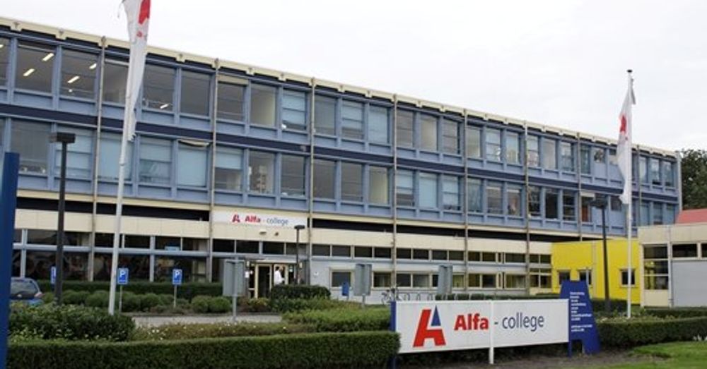 Studenten in gesprek met docent tijdens de les Tandartsassistent