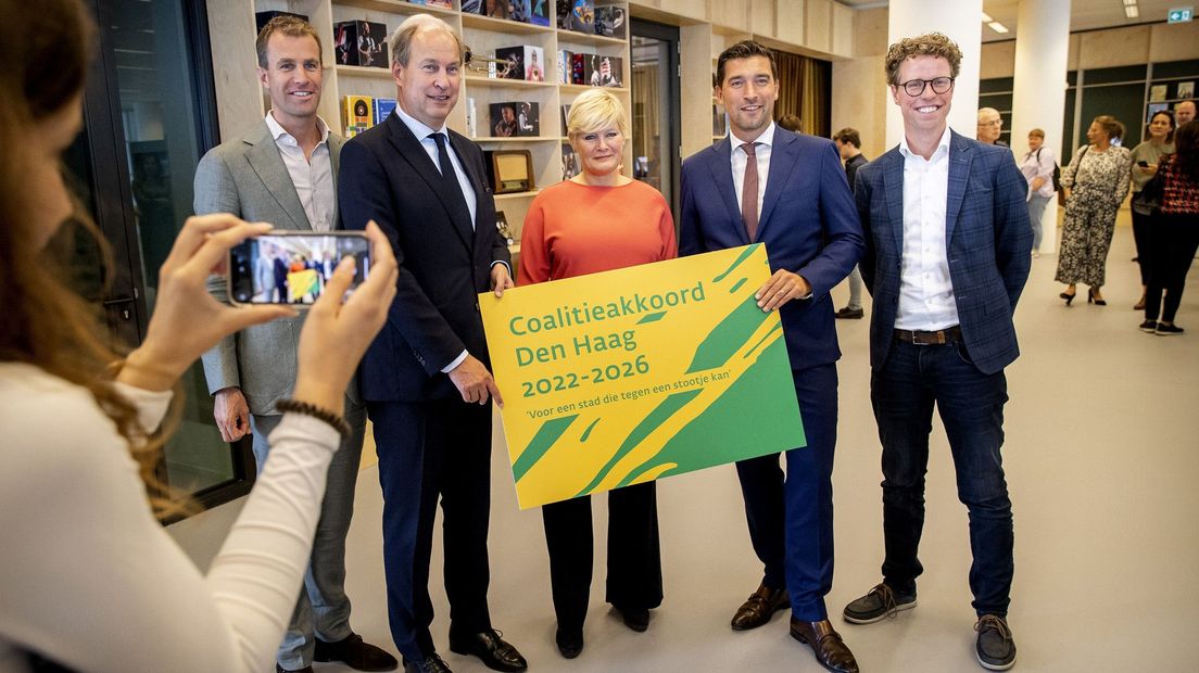 De onderhandelaars van vijf partijen bij de presentatie van het Haagse coalitieakkoord