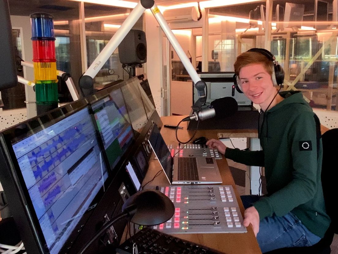 Na talloze vlieguren in de studio van Radio Capelle mag Bas van Schaik (17) zich nu ook op talentenstation NPO KX laten zien als radio-dj