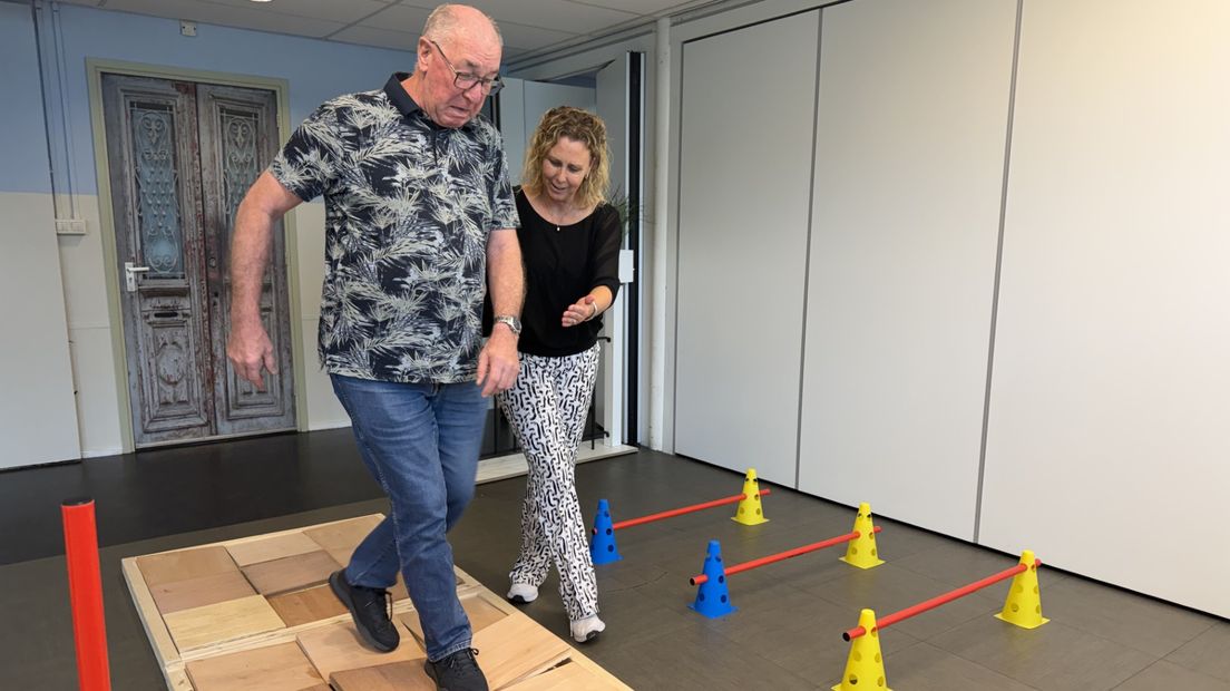 Deelnemer loopt over een parcours tijdens valpreventiecursus