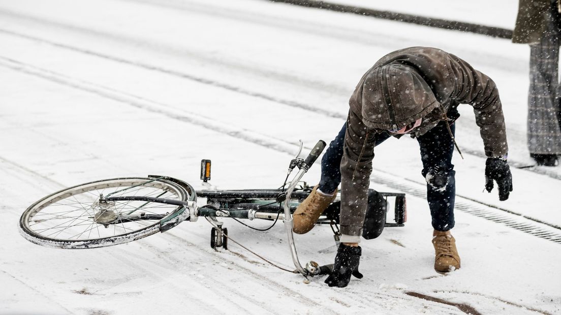 Een fietser verkijkt zich op de gladheid (archiefbeeld)