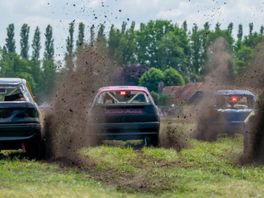 In Beeld: ploegen door het zand bij de autocross in Zuidwolde