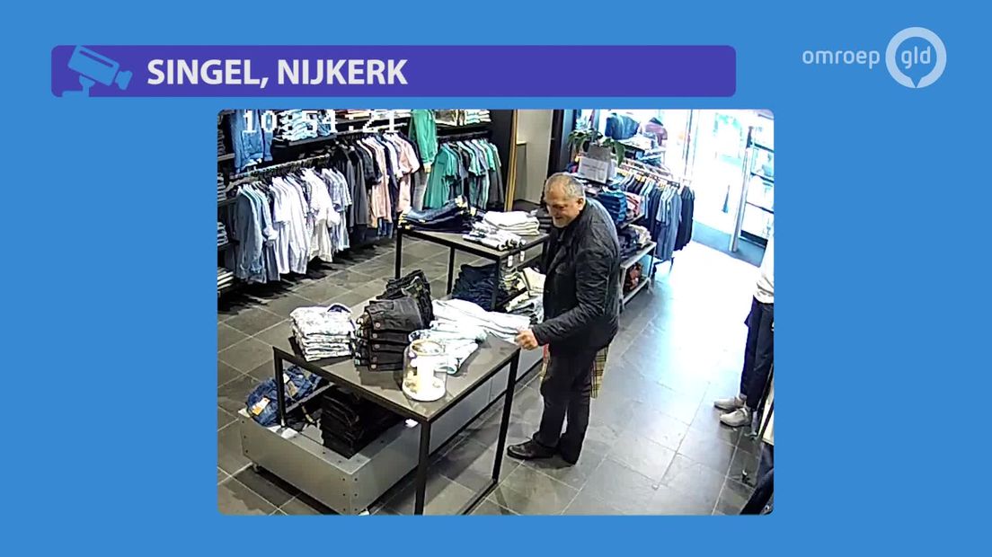 De politie is op zoek naar deze kledingdief. De man steelt op 22 november uit een winkel in Nijkerk 4 truien met een waarde van ongeveer 400 euro.