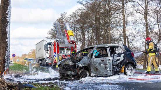 Omstanders redden man uit brandende auto na ongeluk op N201, weg voorlopig dicht.