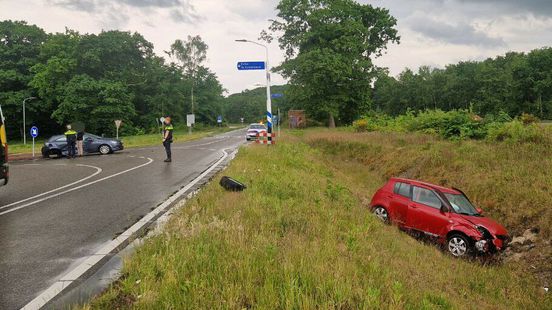 Gewonde bij ongeluk met twee autos bij Exloo. Gewonde bij ongeluk met twee autos bij Exloo.