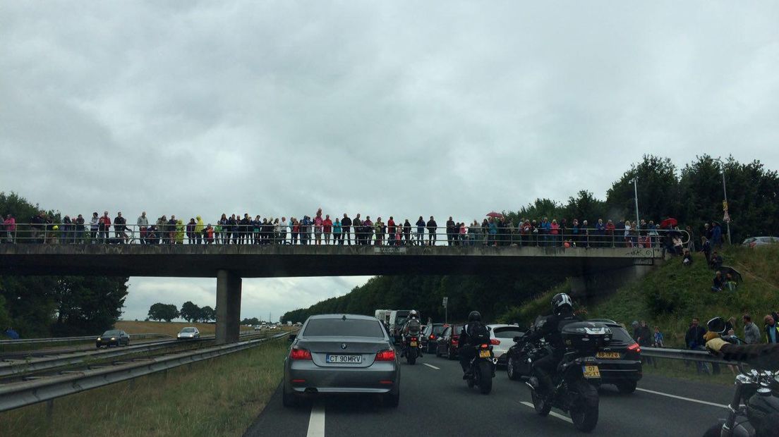 De viaducten stonden traditiegetrouw vol met zwaaiende mensen (Rechten: RTV Drenthe / Marjolein Knol)