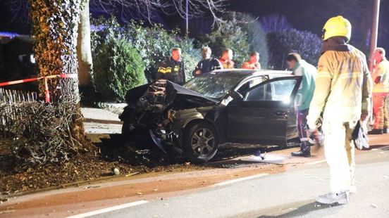 Bestuurder naar ziekenhuis na ongeval, weg tijdelijk afgesloten