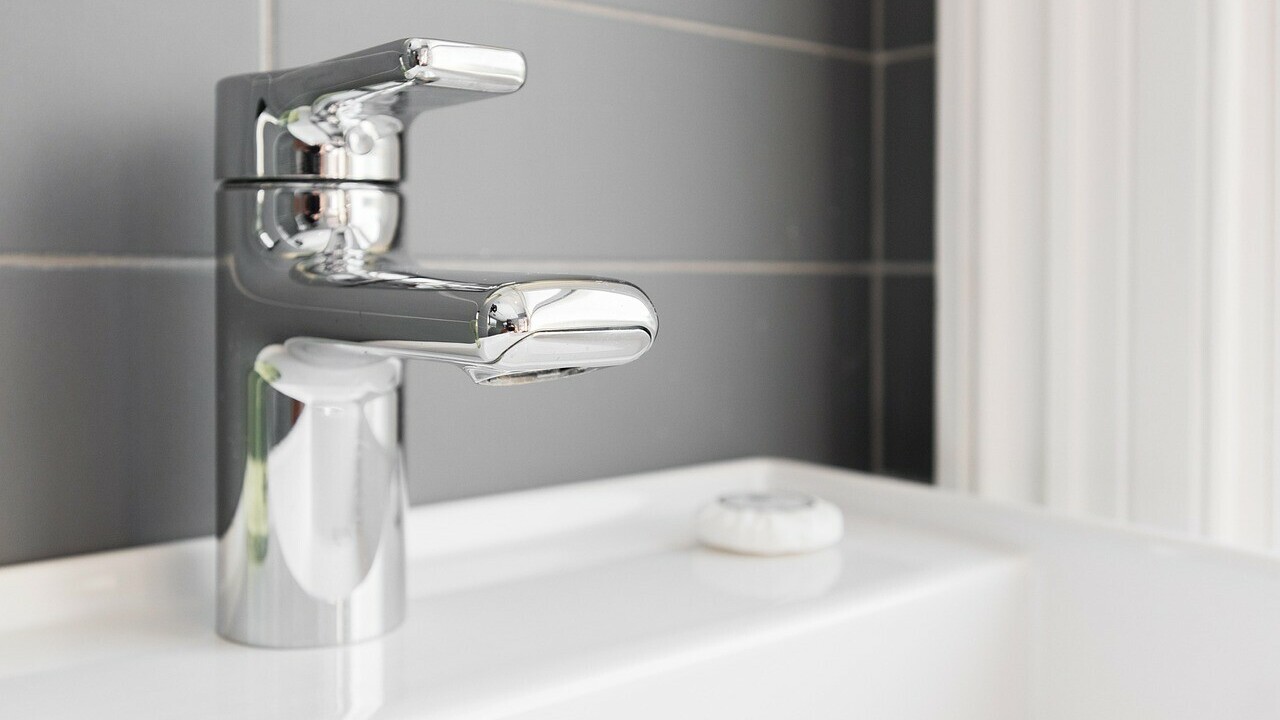 Leidingbreuk in Lewedorp, geluidswagen stelt bewoners op de hoogte