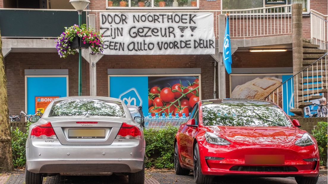 In Woerden hangen her en der spandoeken tegen het parkeerbeleid.