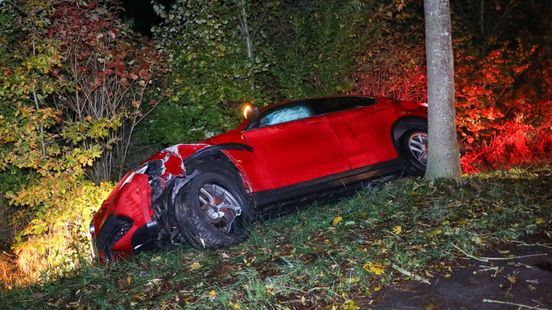 Auto botst op boom, eindigt in sloot