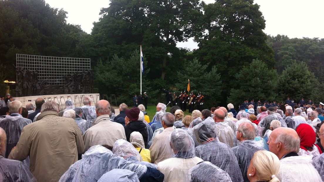 Herdenking bij Indisch monument