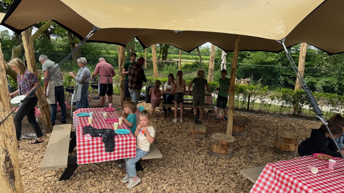 Kinderen krijgen les in buitenlokaal op basisschool Griendtsveen