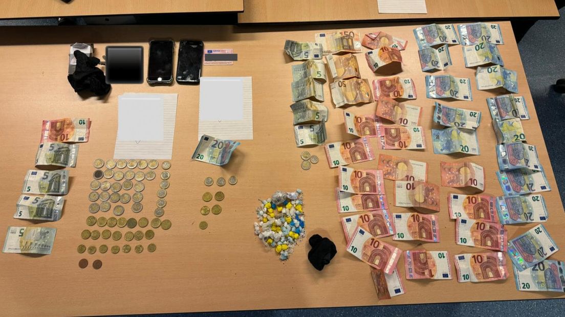 De politie nam geld, telefoons en drugs in beslag