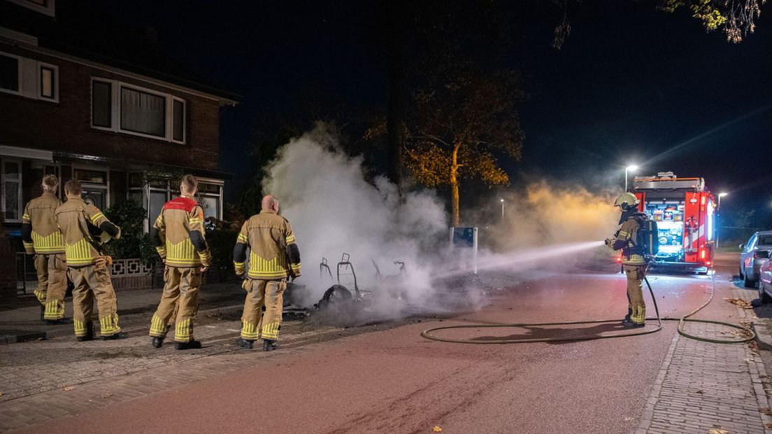 Een 45-kilometerauto brandde vannacht volledig uit in Deventer.