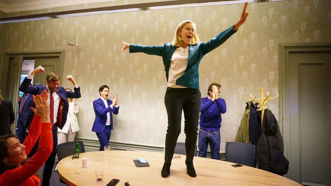 Sigrid Kaag danst op tafel