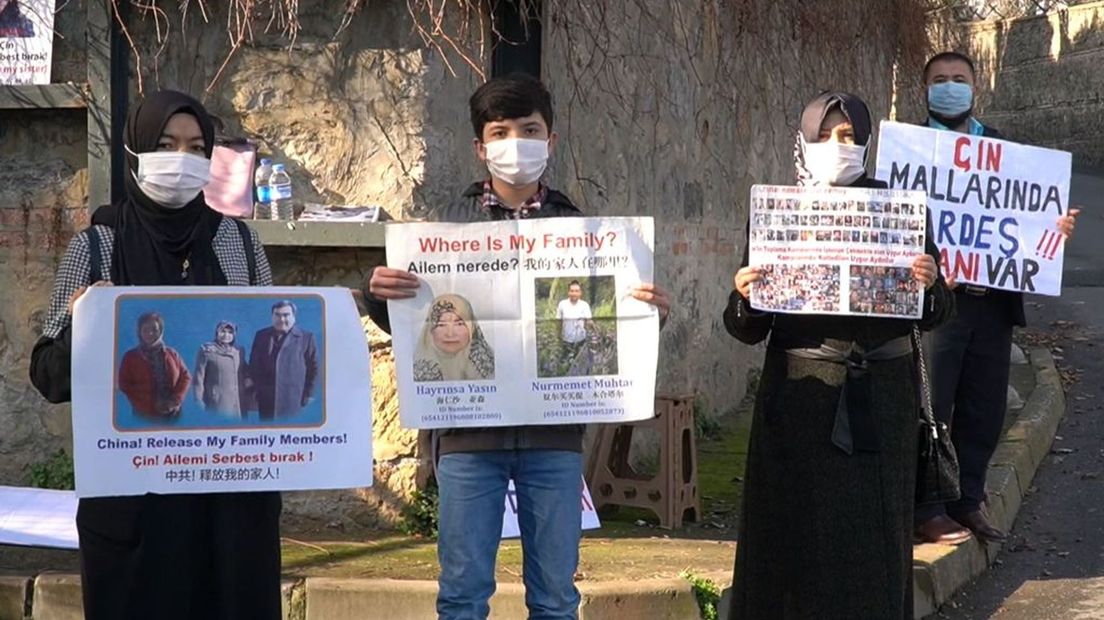 Oeigoeren protesteren tegen de Chinese concentratiekampen.