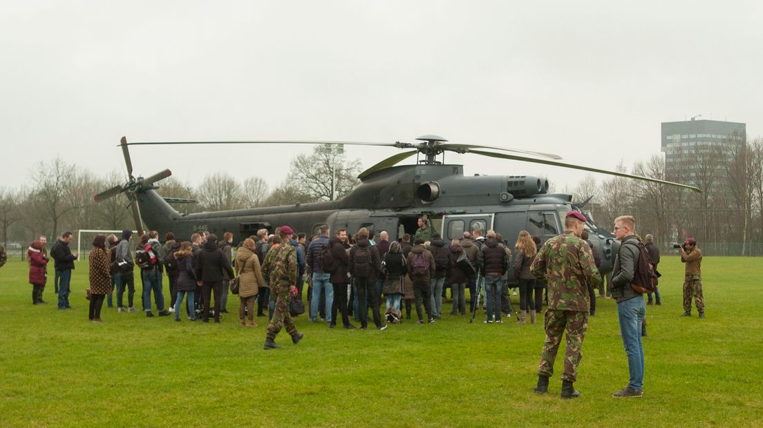 Als de helikopter geland is kunnen de aspirant-militairen hem van dichtbij bekijken (Rechten: RTV Drenthe/Jeroen Kelderman)