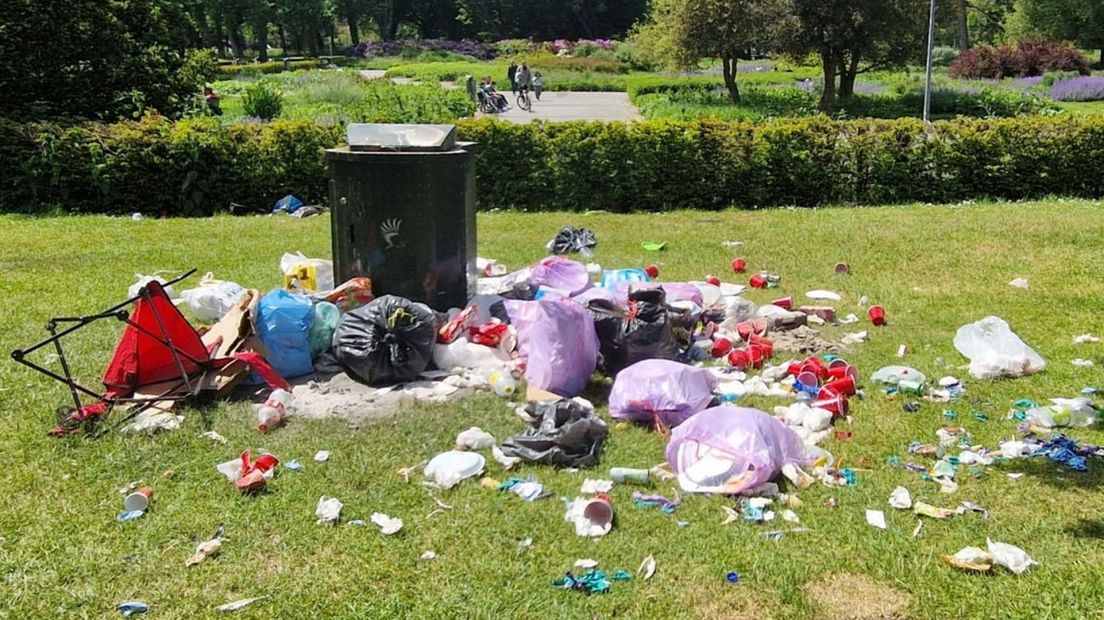 Ondanks de inzet van extra personeel was er veel rotzooi in het Zuiderpark