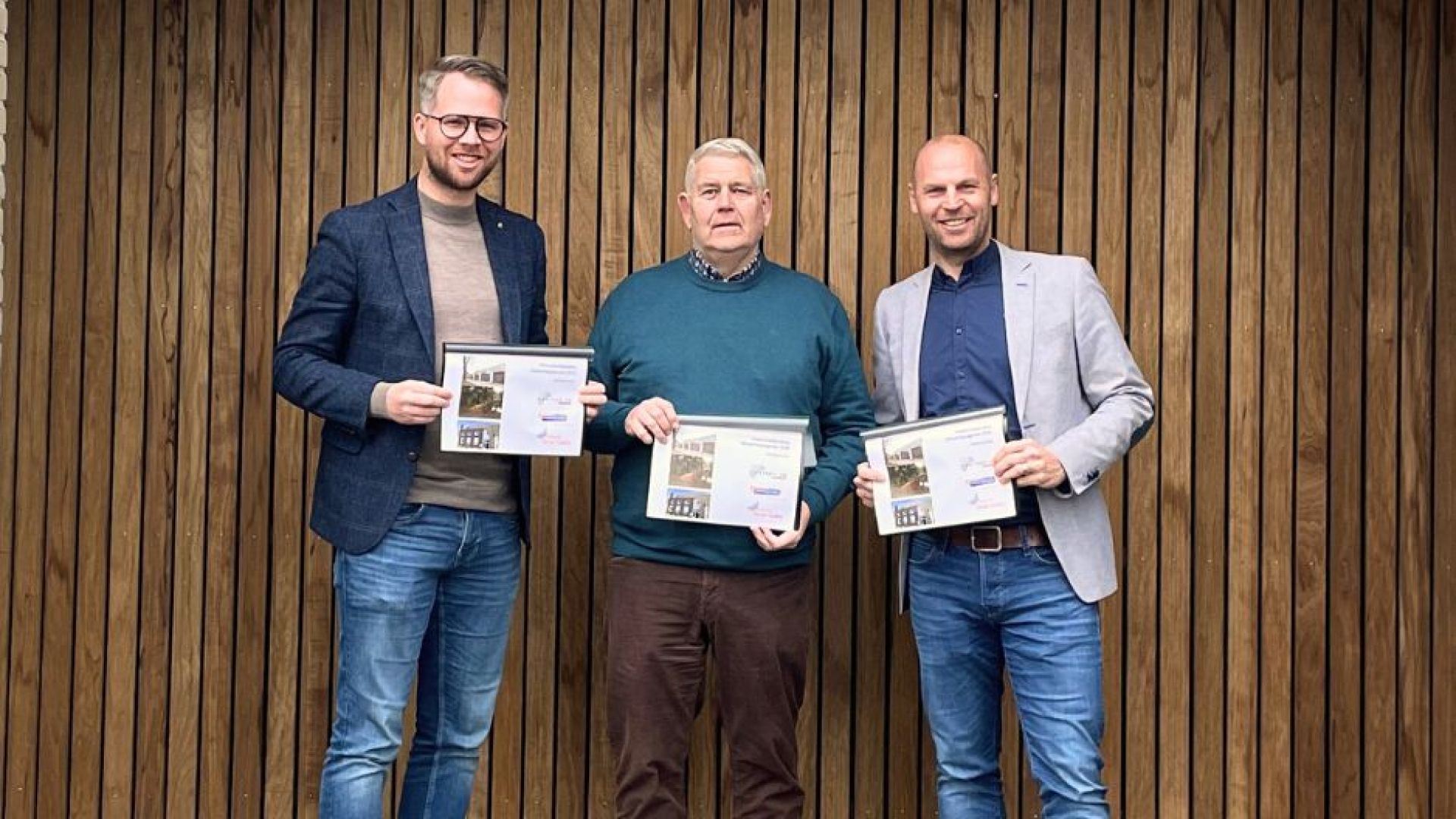 Wethouder Bart Porskamp, Jan Janssen (Bastion ’95) en Bert Stamsnieder van De Woonplaats die de prestatieafspraken ondertekenden.