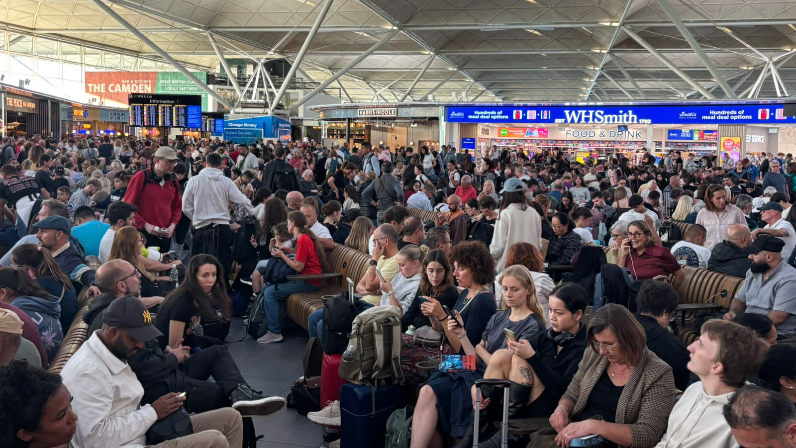 London Heathrow zit bomvol reizigers die afwachten tot hun vlucht vertrekt.