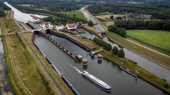 Na weken droogte komt sluis Eefde eindelijk weer in beweging