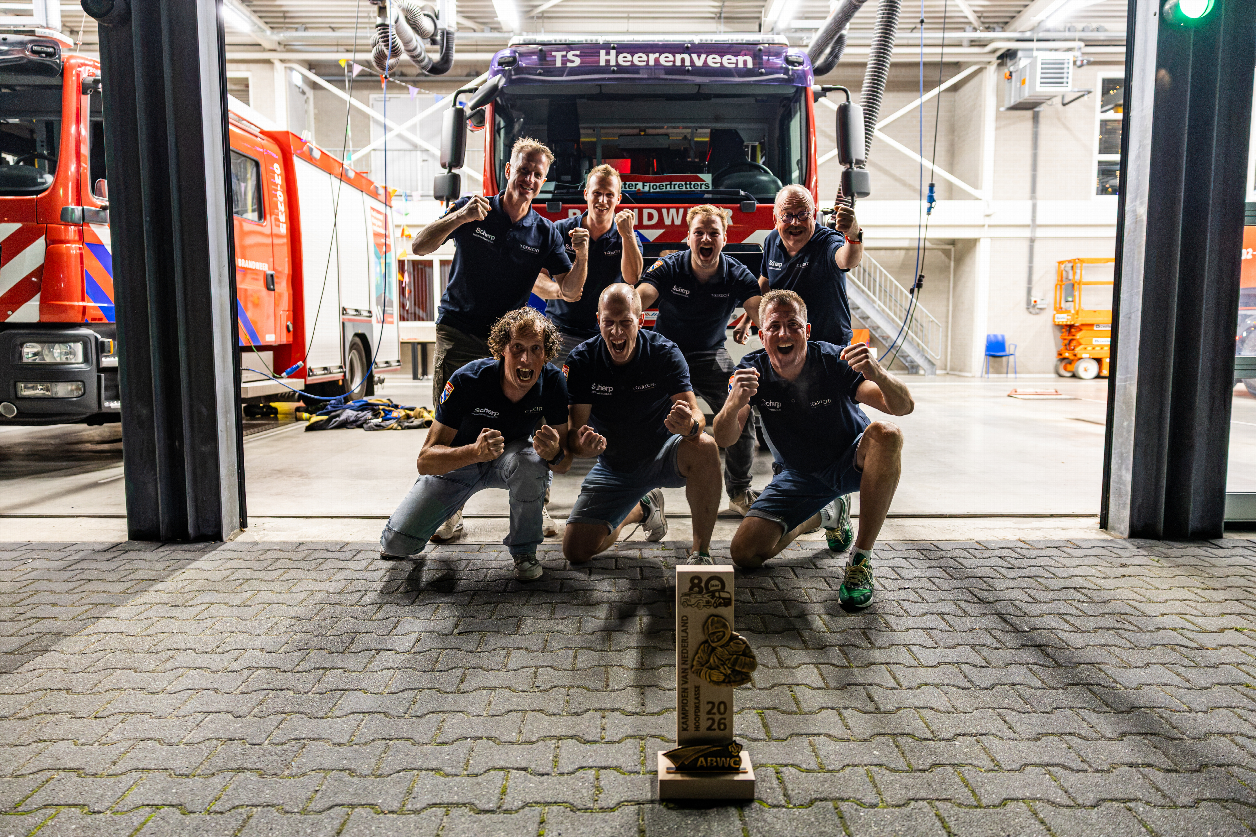 Het winnende team bij de kazerne in Heerenveen