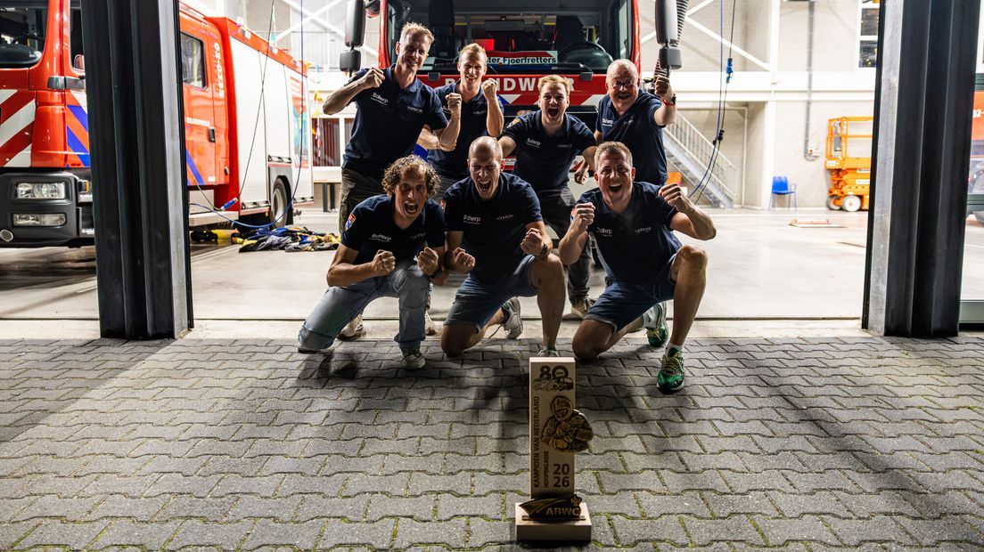 Het winnende team bij de kazerne in Heerenveen