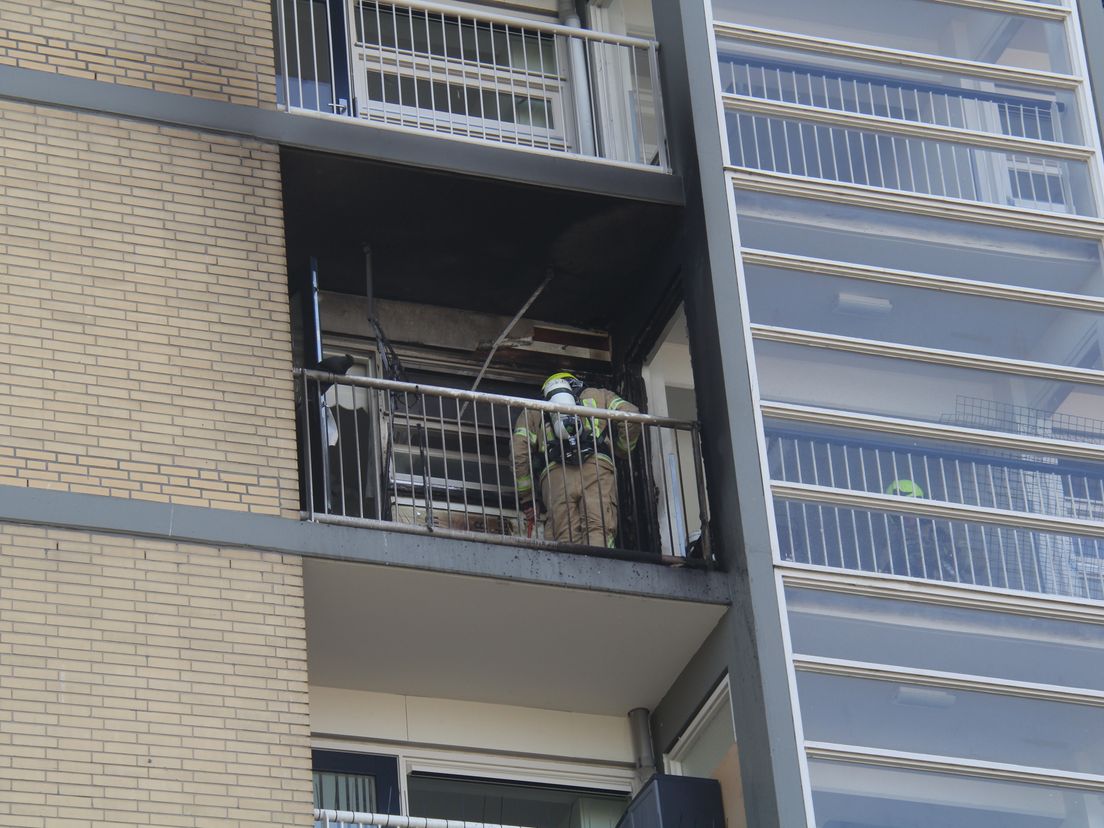 De brandweer bij het appartement waar de brand woedde.